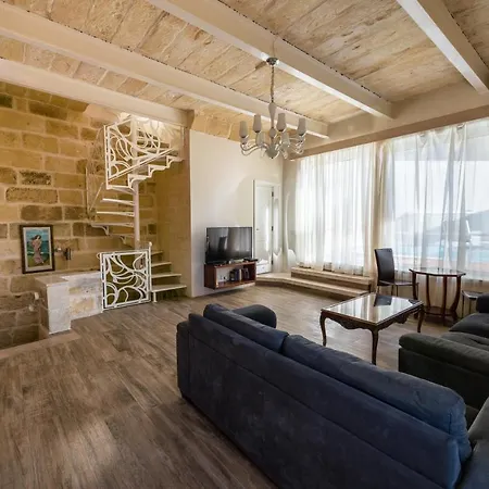 4 Bedroom Luxury With Private Pool Għarb