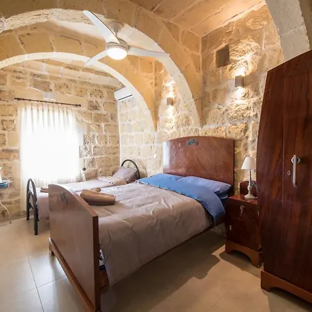 4 Bedroom Luxury With Private Pool Сasa de vacaciones Għarb