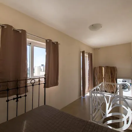 4 Bedroom Luxury With Private Pool Għarb