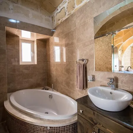 4 Bedroom Luxury With Private Pool Сasa de vacaciones Għarb