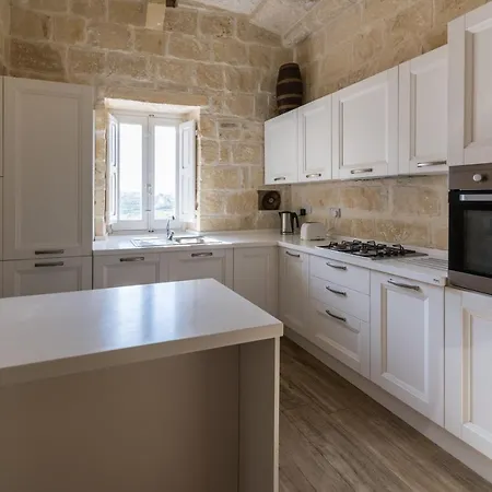 4 Bedroom Luxury With Private Pool Għarb